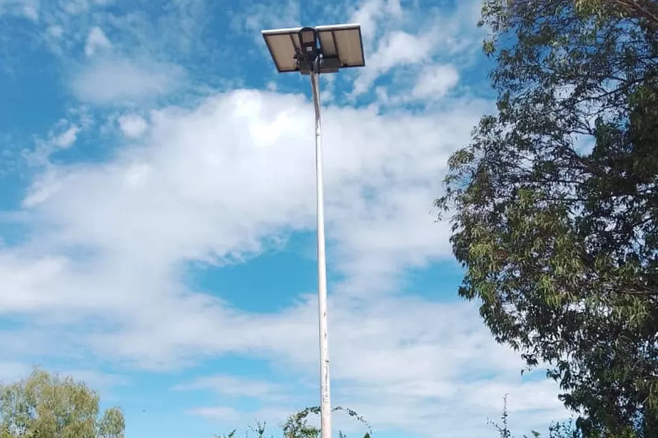 Projeto de estrada periférica do aeroporto de Abuja | Caso internacional OEM de luzes de rua solares inteligentes