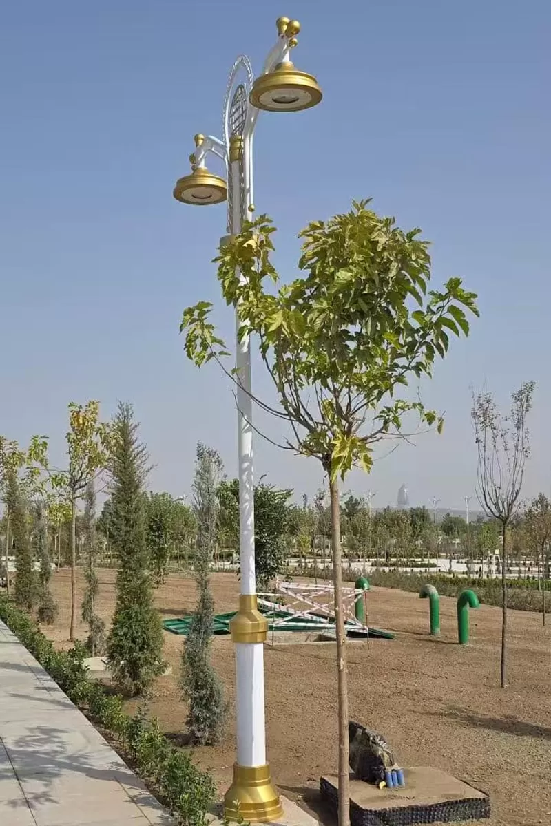 Postes de luz decorativos no Turquemenistão