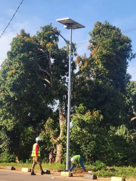 Caso OEM internacional de luzes de rua solares inteligentes